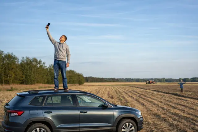 Nicht nur irgendwo im Nirgendwo ist der Handyempfang miserabel. Es gibt in den Landkreisen Harburg und Stade offenbar mehr Funklöcher als die Netzbetreiber zugeben | Foto: KI-generiert