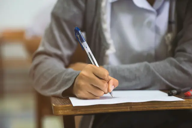 Für viele Schülerinnen und Schüler beginnt nun die Prüfungszeit | Foto: arrowsmith2/AdobeStock