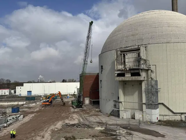  Ein Seilbagger lässt eine schwere Stahlkugel gegen die Außenwand des Reaktors prallen | Foto: PreussenElektra