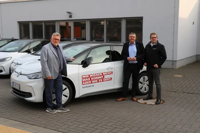 Präsident Detlef Bade (v. li.), Hauptgeschäftsführer Matthias Steffen sowie Hendrik Deede vom Autohaus H. Tietjen mit den neuen Fahrzeugen | Foto: Handwerkskammer