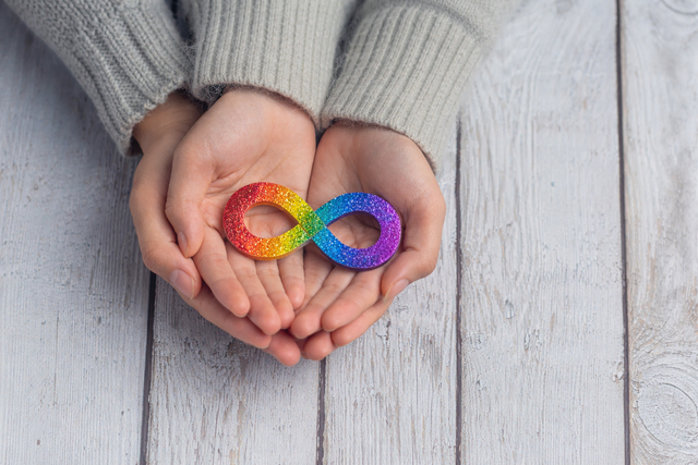 Das Unendlichkeitszeichen in Regenbogenfarben gilt heute als modernes Symbol für die Vielfalt im Autismus-Spektrum | Foto: KI-generiert
