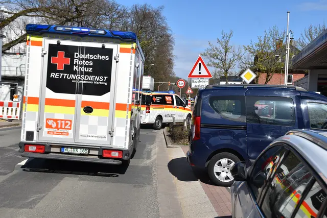 Der blaue Pkw wollte von der Hamburger Straße in die Einfahrt der Elan-Tankstelle fahren | Foto: Axel-Holger Haase