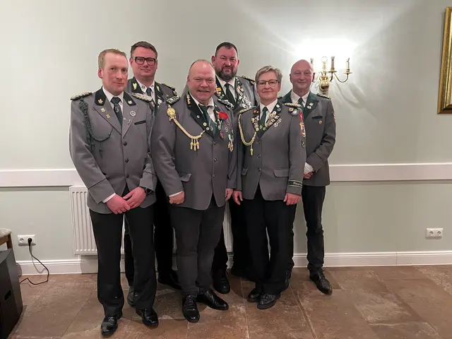 Auf der Versammlung: der neue Präsident Christian Rosenberger (3. v. re.) mit (v. li.) Kommandeur Cord Mädge, erster Schießoffizier Oskar Salvers, Schatzmeister Edgar Buchholz, Vizepräsidentin Renate Tiedemann-Tost und Schriftführer Jörg Schwabenhausen | Foto: Lisa Senkpiel