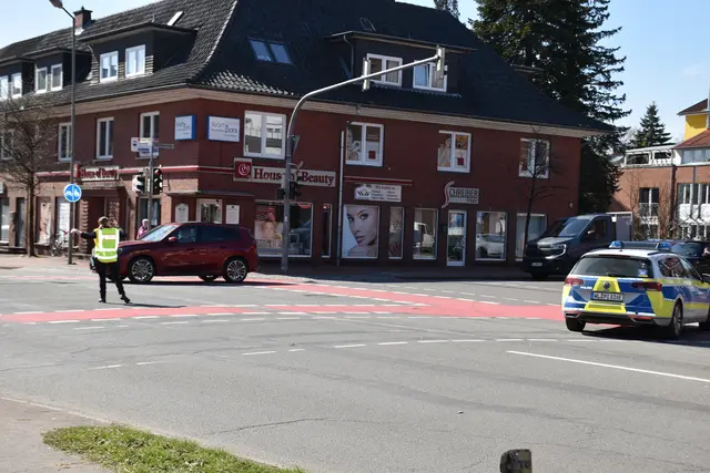 Der Straßenverkehr wurde von der Polizei per Hand geregelt | Foto: Axel-Holger Haase