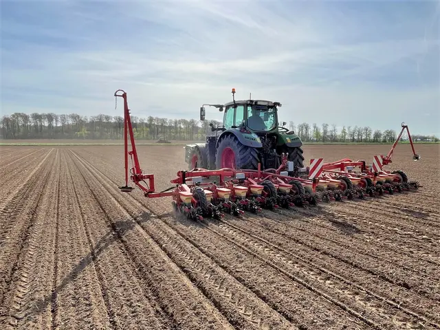 Zahlreiche Ackerbaubetriebe in Niedersachsen haben in den zurückliegenden Tagen bereits Zuckerrüben ausgedrillt | Foto: Burgdorf/Landwirtschaftskammer Niedersachsen