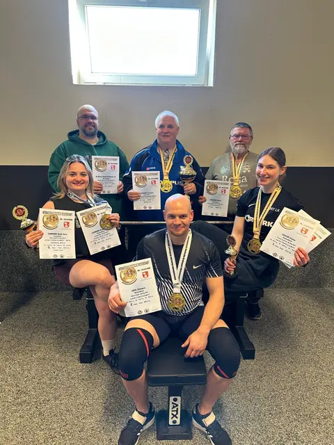 Jana Loureiro-Bade (vo. v. li.), Clemens Lück und Celina Tödter, Dr. Al Masri Abed (hi. v. li.), Krystian Slosarek und Helmut Reimann | Foto: Kraftsportler des Todtglüsinger SV