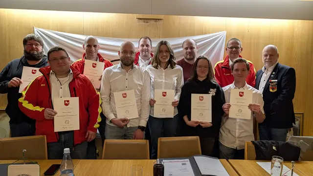 Bei der Versammlung der DLRG Winsen erhielten Einsatzkräfte, die während des Hochwassers über den Jahreswechsel ihren Dienst leisteten, Hochwasser-Ehrennadeln | Foto: DLRG Winsen