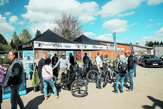 Fahrräder mit neuester Technik werden vorgestellt. Die Mitarbeiter beantworten Fragen der Besucher | Foto: Die Haus &amp; Garten WELT