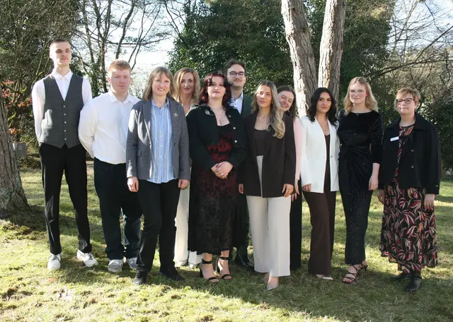 Die Pflege-Absolventen des Kurses April 23/26 feiern ihr bestandenes Examen am Krankenhaus Buchholz | Foto: Krankenhäuser Buchholz-Winsen