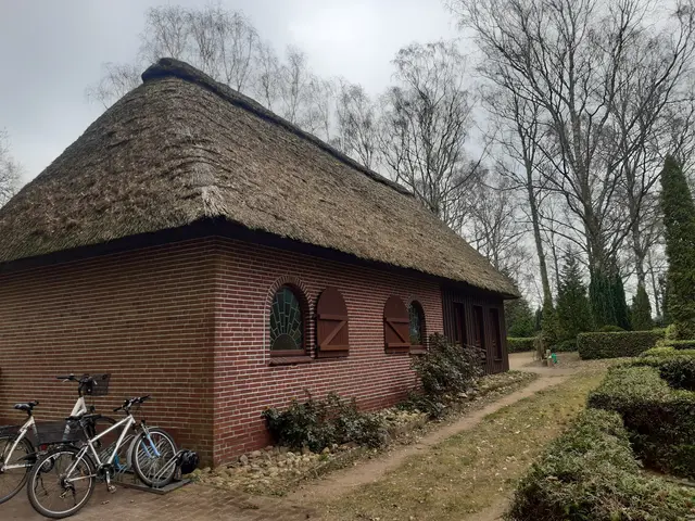 Die kleine Kapelle auf dem Friedhof in Ottensen braucht dringend ein neues Dach | Foto: SBB