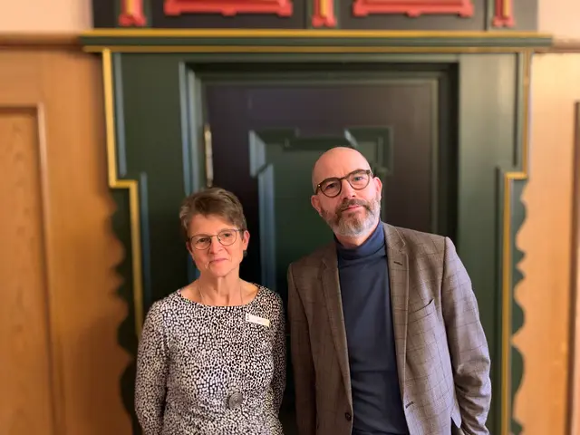 Lars Kolk gratuliert Marita Vagts zu ihrem Dienstjubiläum | Foto: Hansestadt Stade