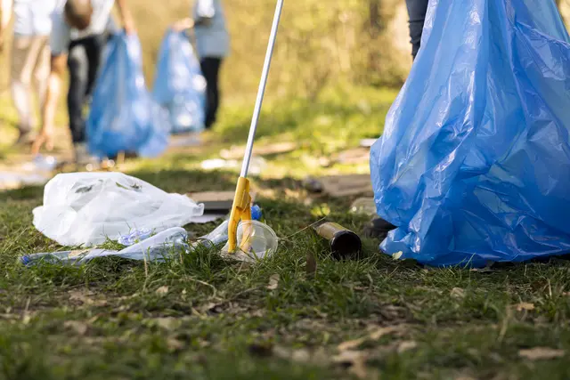 Gemeinsam gegen den Müll beim Dorfputz in Ehestorf-Alvesen (Symbolbild) | Foto: DC Studio auf Freepik