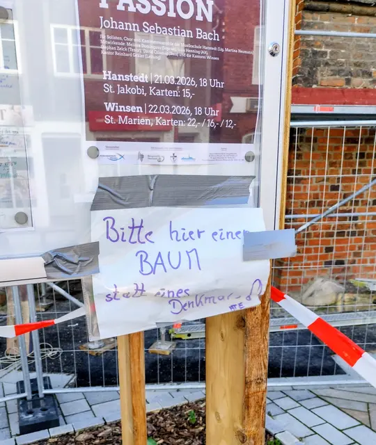 Protest gegen das Denkmal zugunsten eines neuen Baumes. Vielleicht meldet sich der Protestler ja mal bei mir. | Foto: Rüdiger Störtebecker
