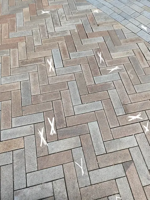 Alle Kreuze zeigen einen angeschlagenen  Stein. Egal wo man in der  Mitte der Fußgängerzone steht und sich um die eigene Achse dreht, überall sieht man angeschlagene Steine. | Foto: Rüdiger Störtebecker