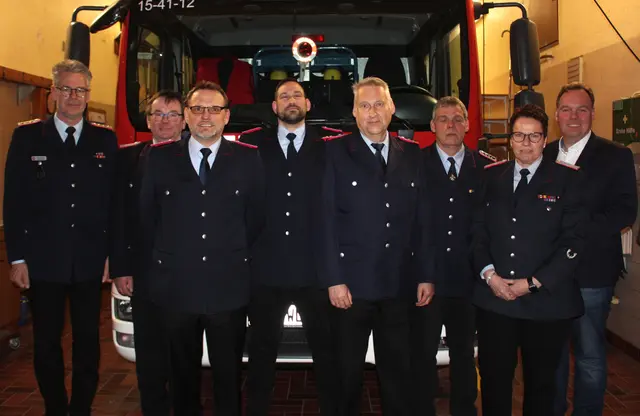 Das Foto zeigt von links Stadtbrandmeister Uwe Ehlers, Cord-Hermann Albers, Andreas Mohr, Martin Witte, Michael Sproll, Stefan Koch, Manuela Spende und Bürgermeister Andé Wiese | Foto: Burkhard Giese