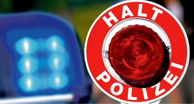 Ein älterer Autofahrer fiel mit Alkoholgeruch während der Kontrolle auf | Foto: KI generiert