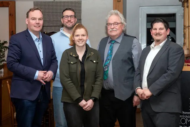 Von links: Bürgermeister André Wiese, Jan Sarther (Stadtwerke Winsen), Ratsfrau Anika Prüfer, Frank Wolf (Kreistag), Ortsvorsteher Nils Hillmer. | Foto: Stadt Winsen