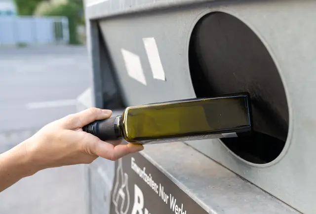 In Hammah gibt es seit Jahresbeginn keine Altglas- und Altpapiercontainer mehr. Das sorgt für Unmut | Foto: AdobeStock/Harald Schindler