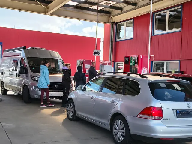 Viele Kunden stehen gleich zweimal an, weil sie unbedingt eine Tankquittung haben wollen | Foto: sb