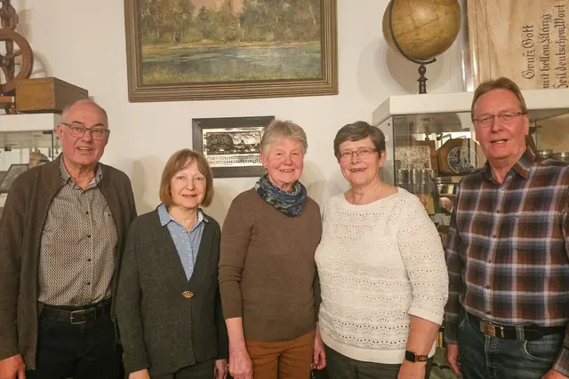 Der Vorstand des Tostedter Heimatvereins: Hans-Jürgen Speer (v. li.), Anne Peters, Annegret Speer, Elke Müller und Herbert Albers | Foto: Bernd Schütz
