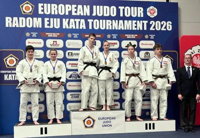 Laurenz Degener (v.l.) und Jette Buchholz auf Platz zwei auf dem Siegerpodest in Polen | Foto: Jeromin