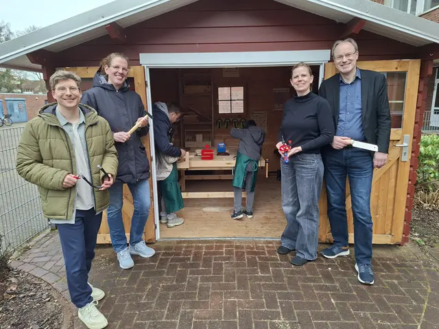 Bei der Übergabe (v. li.): Björn-Torge Schulz (Förderverein), Sonja Helmke-Grumbulski (stellv. Leitung und Sprachförderkraft), Miranda Markert (Kita-Leitung) und Jochen Lindemann (Jugendstiftung der Sparkasse).
 | Foto: Sparkasse