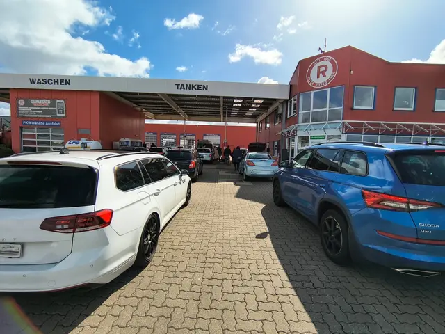 Langes Warten auf eine freie Zapfsäule | Foto: sb