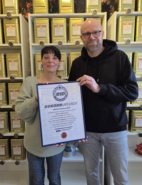 Natascha und Oliver Strotmann mit der Urkunde des RID | Foto: Strotmann