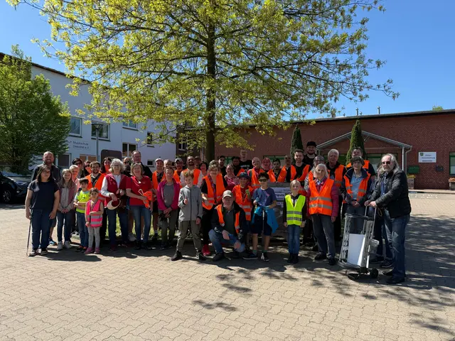 Rund 50 Meckelfelderinnen und Meckelfelder beteiligten sich an dem vergangenen Frühjahrsputz im letzten Jahr   | Foto: Peter Langenbeck
