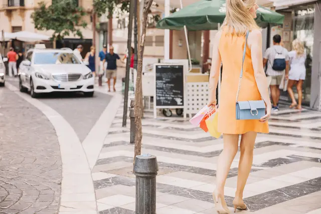 Foto:  https://de.freepik.com/fotos-kostenlos/frau-im-gelben-kleid-im-staedtischen-umfeld_1369048.htm#fromView=search&amp;page=1&amp;position=32&amp;uuid=d9d0e093-7e42-43af-87ce-7beda0fddcfe&amp;query=Konsum+im+%C3%B6ffentlichen+Raum