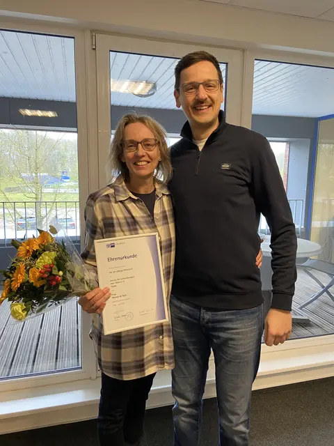 VfL-Geschäftsführer Justin Moradi überreicht Manon de Buhr eine Ehrenurkunde und Blumen | Foto: VfL Stade