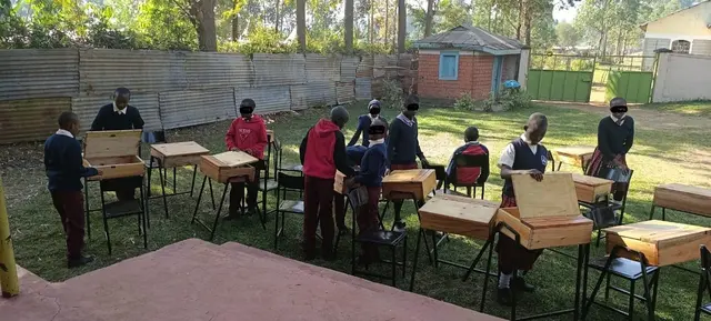 Die Kinder aus Kitale freuen sich über neue Pulte, Schuluniformen und Unterrichtsmaterial | Foto: Judith Akunda