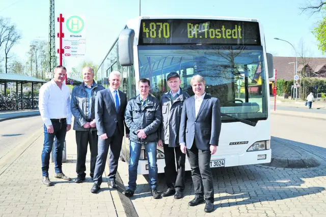 Die Linie 4870 Königsmoor wird gemäß dem neuen Konzept aufgelöst. Bei deren Einweihung im Mai 2016 dabei waren (v. li.): Jens Becker (Becker-Tours), Wolfgang Eilers (Verkehrsplanung KVG), Landrat Rainer Rempe, die damaligen Bürgermeister Matthias Schuback (Königsmoor) und Herbert Busch (Otter) sowie Tostedts noch amtierender Samtgemeinde-Bürgermeister Dr. Peter Dörsam  | Foto: bim