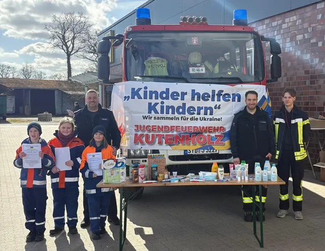 Ortsbrandmeister Danny Waltersdorf (hinten li.) und die Jugendfeuerwehr Kutenholz sammeln Spenden für Kinder in der Ukraine | Foto: Kevin Ulshöfer / Feuerwehr