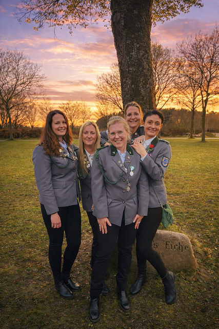Sandra Baasch (v. li), Daniela Franz, Fanny Salohat und Teresa Bartsch mit Damenkönigin Miriam Rüsch (Mitte) | Foto: Jenny Harms