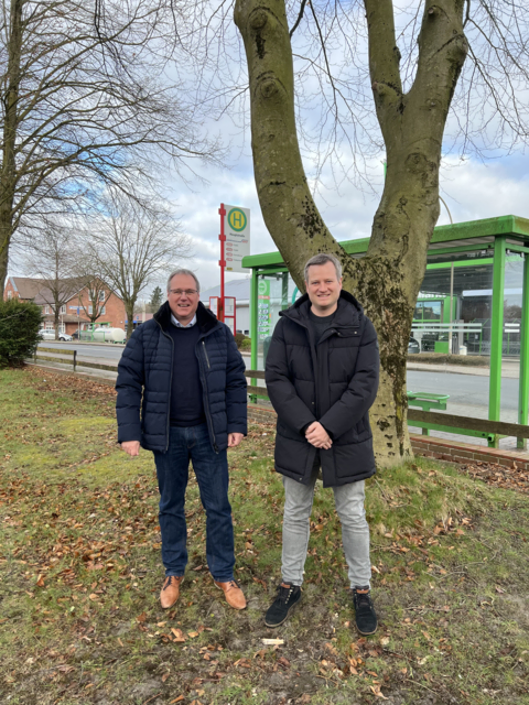 Samtgemeinde-Bürgermeister Matthias Hartlef (li.) und Geschäftsführer Matthias Uhding auf dem Grundstück der geplanten Immobilie | Foto: Petra Herrmann