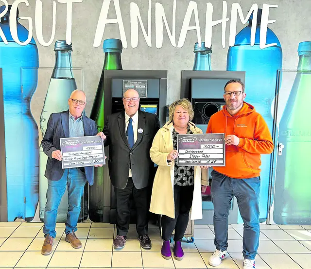 Spendenübergabe mit (v. li.): Dieter Kanzelmeyer, Hartmut Holst, Nadine Dinter und 
Timo Kapteiner | Foto: Meyer's Frischecenter