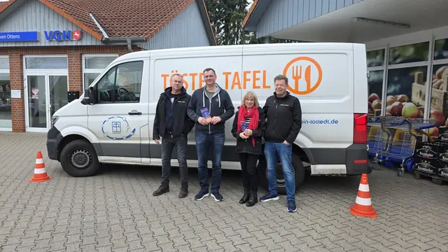 Glücklich nach der ersten gelungenen Aktion: Bernd Freiwald (v.li.), Mirko Strache (Marktleiter des Edeka-Marktes), Heike Meyer und Bernd Grüntjes (alle drei von der Töster Tafel) | Foto: Töster Tafel