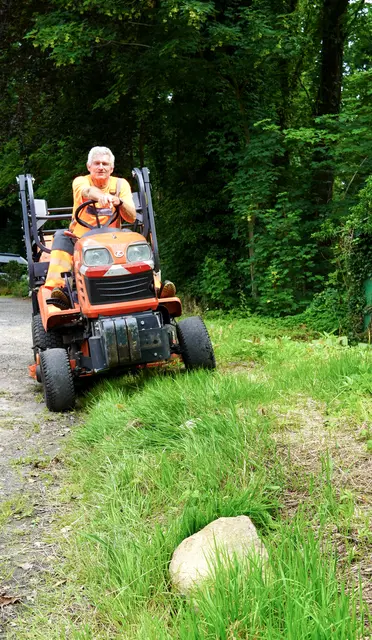 Ein Mitarbeiter des Seevetaler Betriebshofes fährt auf einen Stein zu. Nicht immer werden Steine auf öffentlichen Grünstreifen  rechtzeitig Wahrgenommen | Foto: Gemeinde Seevetal