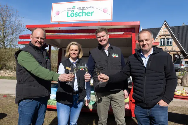Florian Löscher (v.l.), Britta Löscher-Bardowicks und Felix Löscher stießen mit Vorstandssprecher Fred Eickhorst auf die Spargelsaison an. | Foto: ks