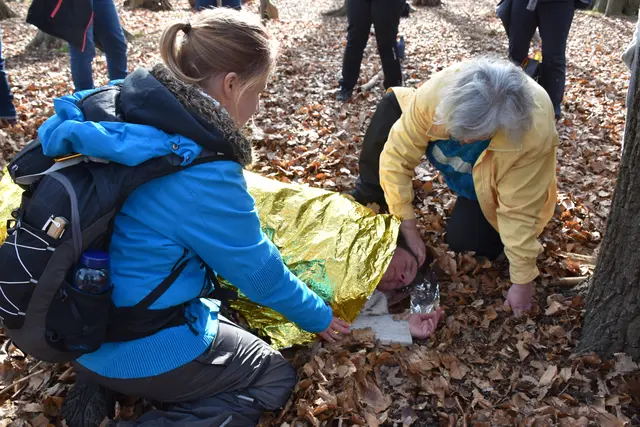 Im Ernstfall auch draußen schnell helfen: Die Johanniter bieten einen Outdoor-Erste-Hilfe-Kurs auf dem Gelände der Anlage Hamberg in Harmstorf an | Foto: Johanniter