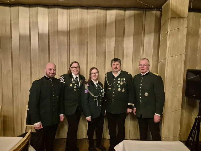 Vlnr Nico Tolski,  Katharina Schliemann,  Laura Reinecker, Claus-Peter Karweck und Karl-Siegfried Jobmann  | Foto: Schützenverein Tostedt