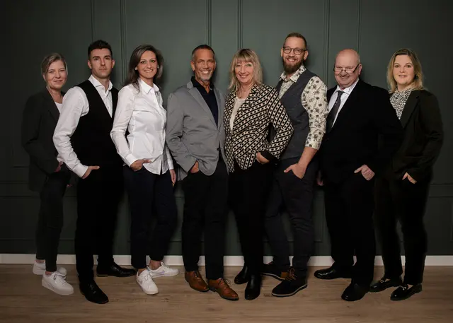 Das Team vom Bestattungshaus Tibcke Abbenseth Spark um die Inhaberfamilie Dreist (Norbert, Heike und Oliver Dreist, 4.,5., und 6. v. li.)  | Foto: Bestattungshaus Tibcke Abbenseth Spark