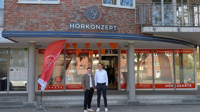 Kevin Wisniewsk und Klaas Knaack bei der Eröffnung des neuen Standortes in Buchholz  | Foto: Tobias Benecke