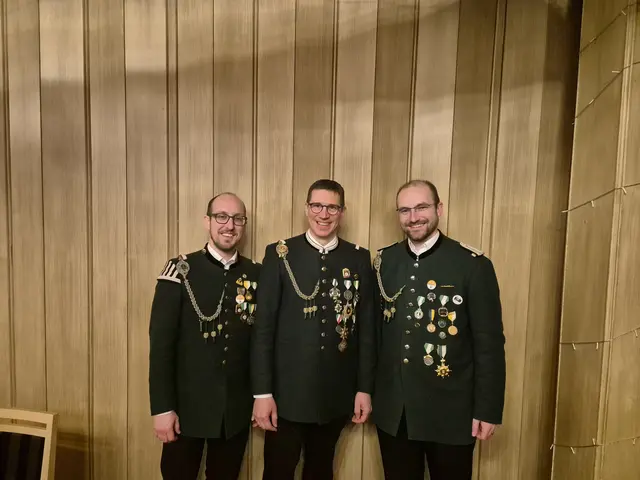 Die neue Schießsportleitung: Philipp Reinecker (v. li.), Michael Bunk und Felix Werner  | Foto: Schützenverein Tostedt