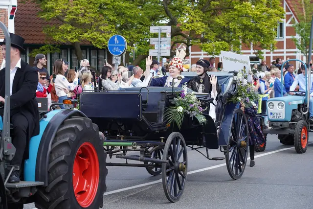 Die Blütenkönigin wird ihrem Volk vorgestellt | Foto: Lohmann