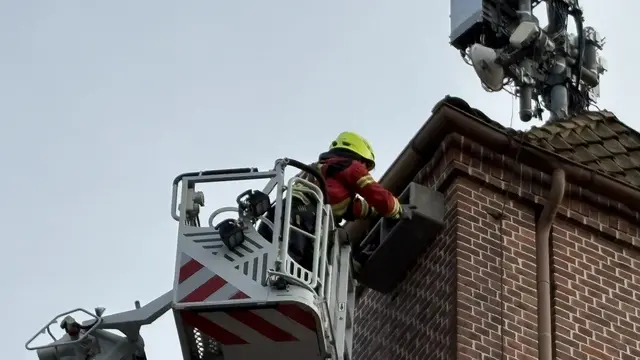 Die Feuerwehr Harsefeld brachte Nistkästen mit zwölf Nistmöglichkeiten am alten Spritzenhaus unterhalb des Daches an  | Foto: Bernd Rathjen