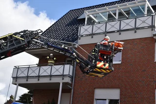 Vorsicht geht's zur Hauseinfahrt, wo sich die Rettungswagen vom DRK und Krankenhaus Buchholz befinden  | Foto: Axel-Holger Haase