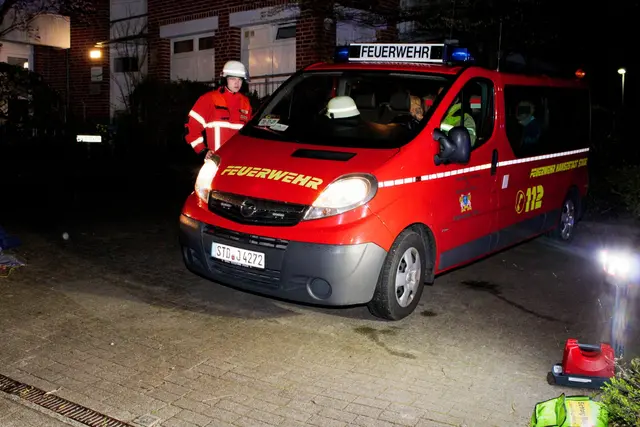  Die Betroffenen konnten in Mannschaftstransportwagen das Einsatzende abwarten | Foto: Stefan Braun / Feuerwehr Stade