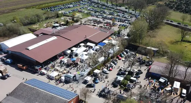 Das Messegelände auf dem Hof Oelkers in Wenzendorf ist 5.500 Quadratmeter groß | Foto: Steve Schäfer